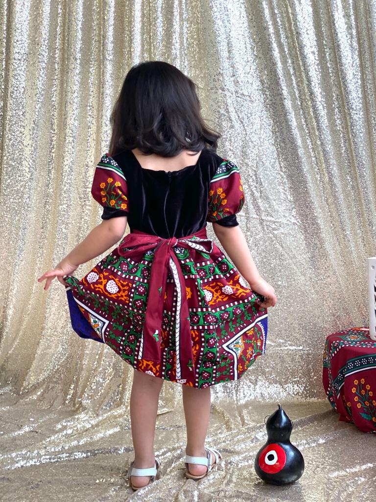 فستان قطيفه اسود مع ستارة