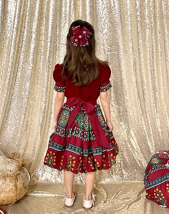 فستان ستارة على قطيفة أحمر